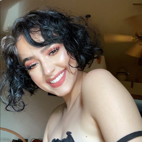 Meet your Posher, Gabrielle - Picture 1 of 1